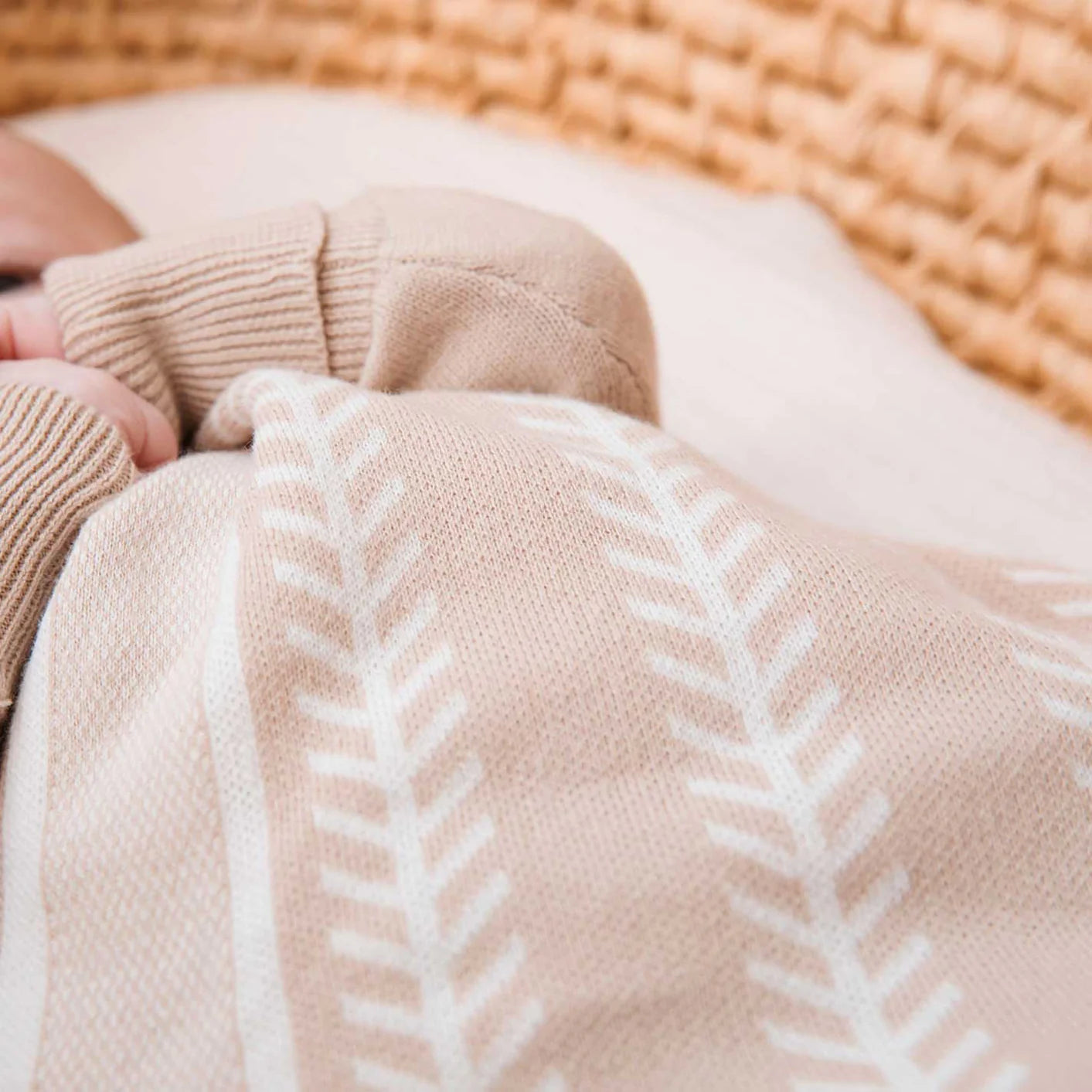 Jujo Shwrap Feathered Line Jacquard - latte/ecru