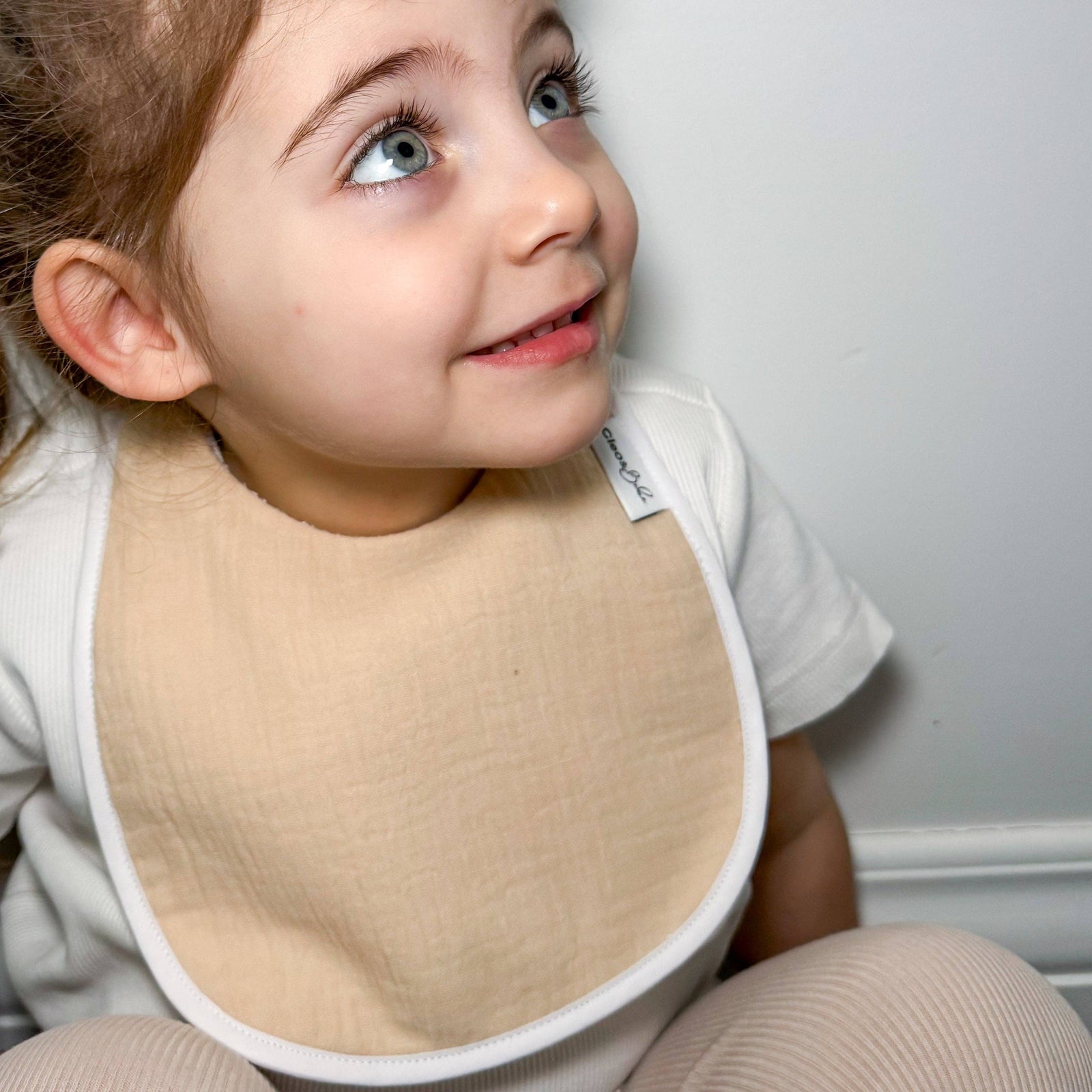 Cleo & Bebe Waterproof Bib Classic - Sand